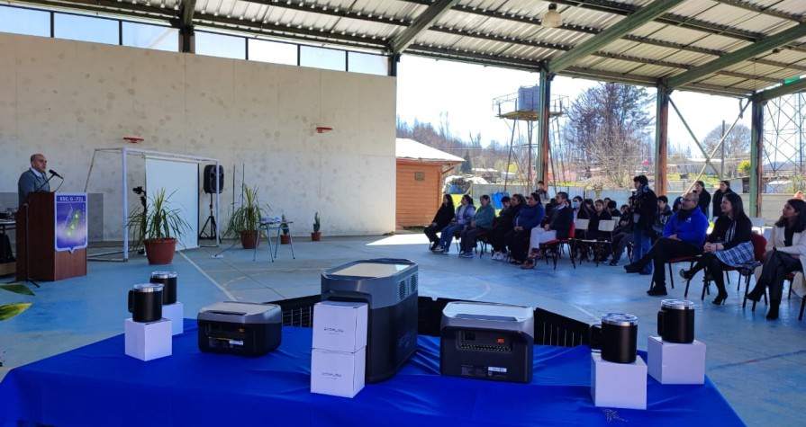 Importante donación a Escuela Santa Juana de paneles fotovoltaicos y baterías sustentables Ecoflow