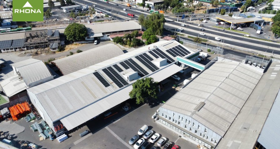 Instalación de paneles solares en Sucursal Panamericana - Santiago