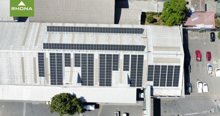 Instalación de paneles solares en Sucursal Panamericana - Santiago