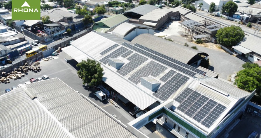 Instalación de paneles solares en Sucursal Panamericana - Santiago