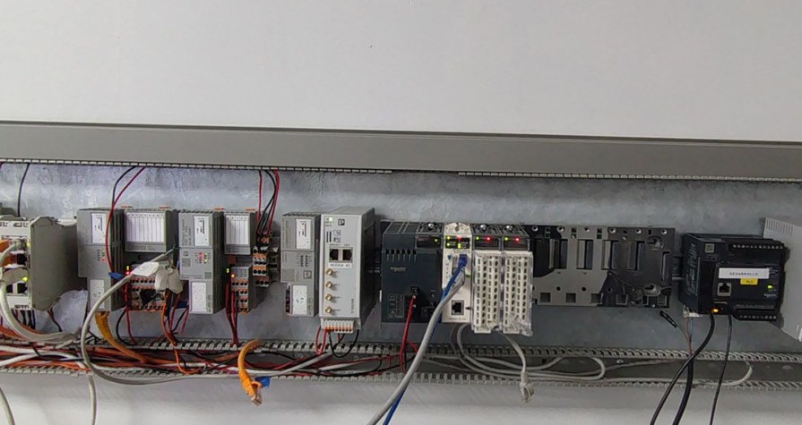 RHONA Concepción capacita a Volta Ingeniería en comunicaciones Modbus TCP y controlador Mitsubishi FX5U