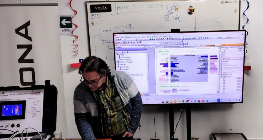 RHONA Concepción capacita a Volta Ingeniería en comunicaciones Modbus TCP y controlador Mitsubishi FX5U