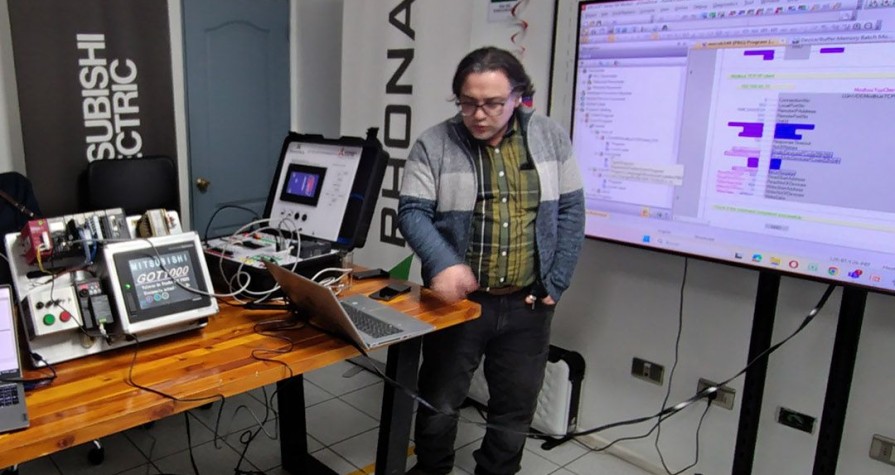 RHONA Concepción capacita a Volta Ingeniería en comunicaciones Modbus TCP y controlador Mitsubishi FX5U