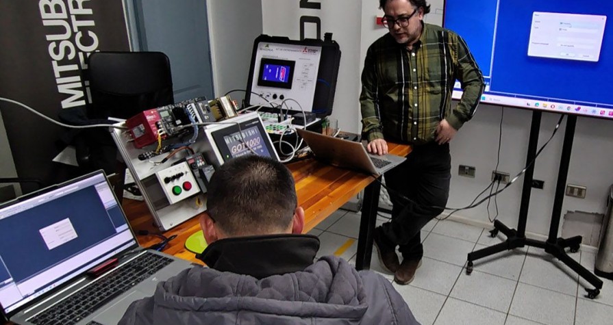 RHONA Concepción capacita a Volta Ingeniería en comunicaciones Modbus TCP y controlador Mitsubishi FX5U